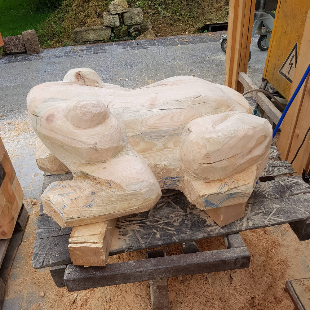 Fertig ausgearbeitete Froschskulptur aus Holz nach Abschluss der Feinarbeiten.