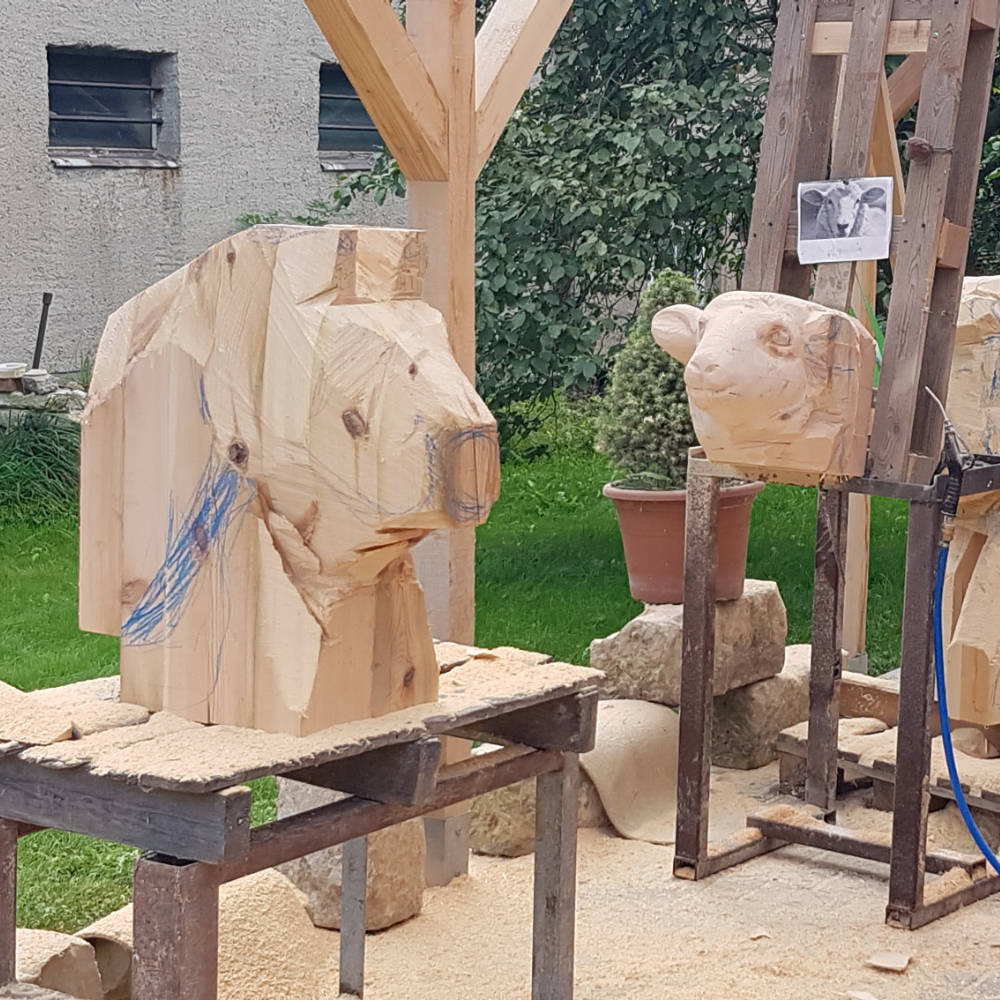 Grob geschnitzter Pferdekopf aus Holz.