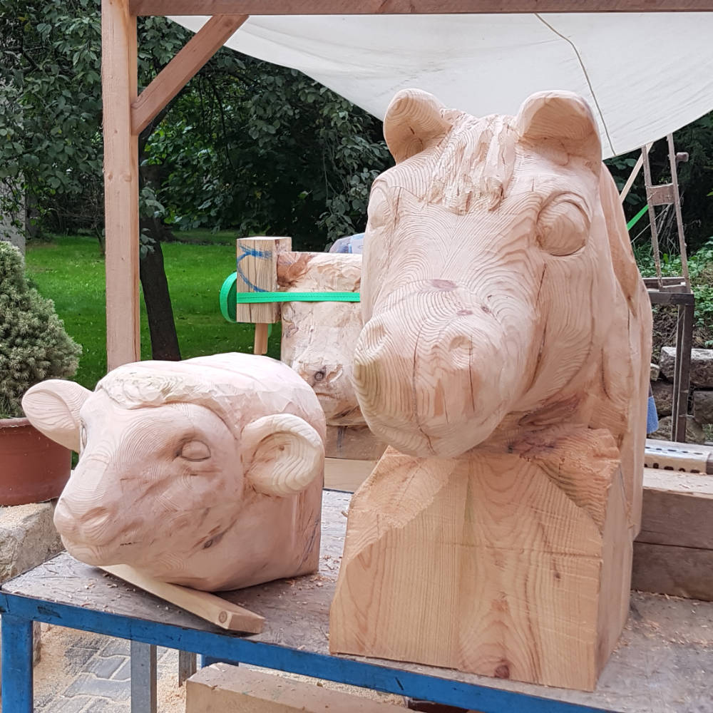 Detailansicht eines fein ausgearbeiteten Pferdekopfes aus Holz.