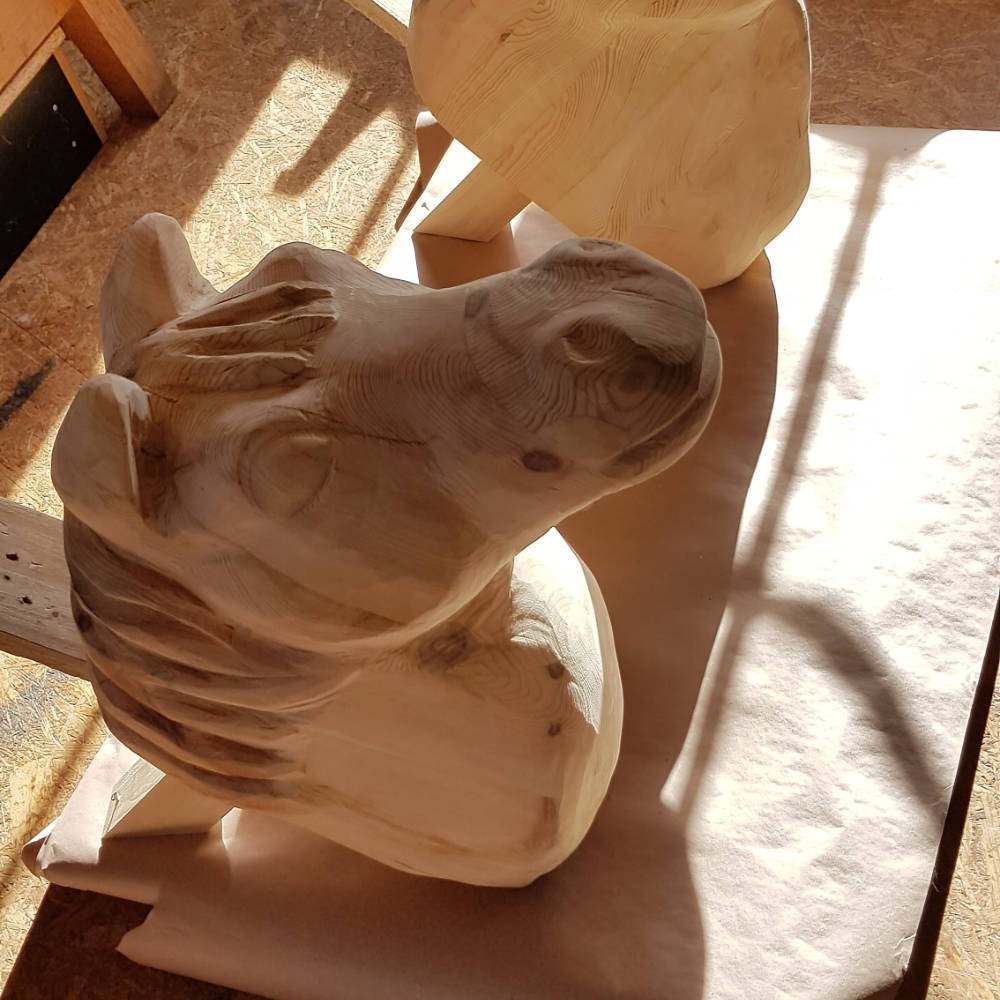 Detailaufnahme eines fein ausgearbeiteten Pferdekopfes aus Holz.