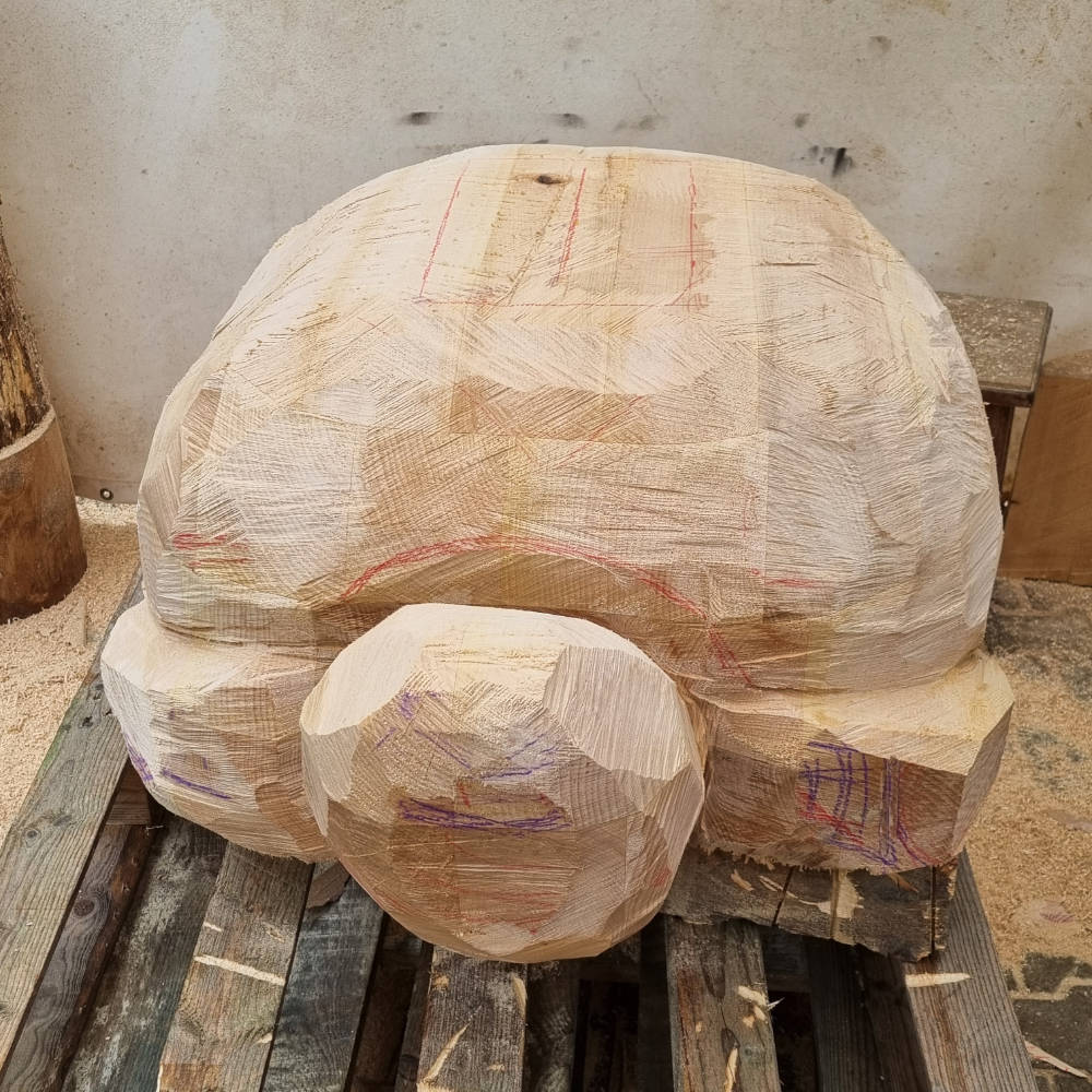 Grob aus Holz geschnitzte Schildkrötenskulptur in der Werkstatt.