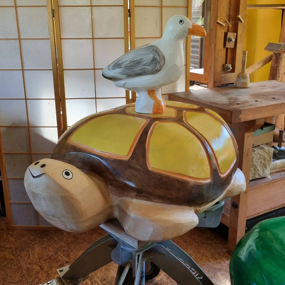 Bemalte Schildkrötenskulptur aus Holz in der Werkstatt.