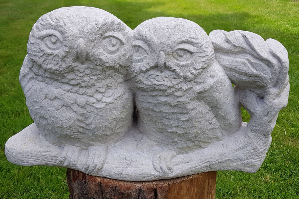 Steinkauzpaar aus Sandstein, handgefertigte Skulptur mit einer Höhe von 35cm.
