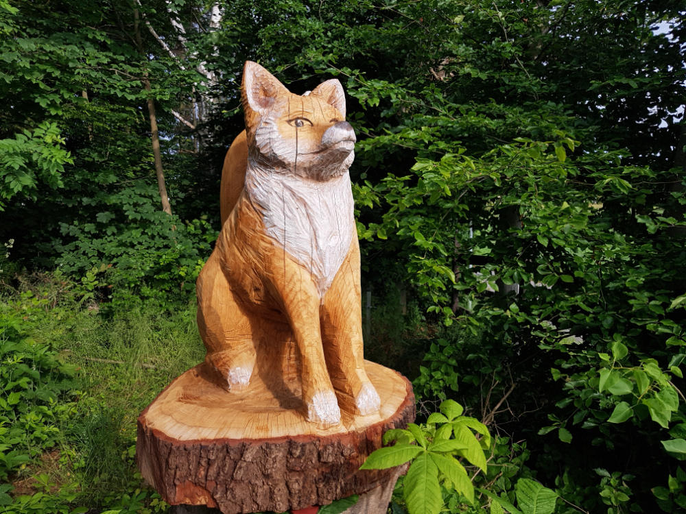 Handgeschnitzte Fuchsskulptur aus Holz.