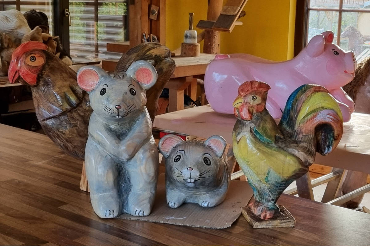 Handgeschnitzte Tierfiguren aus Eichenholz, bemalt.
