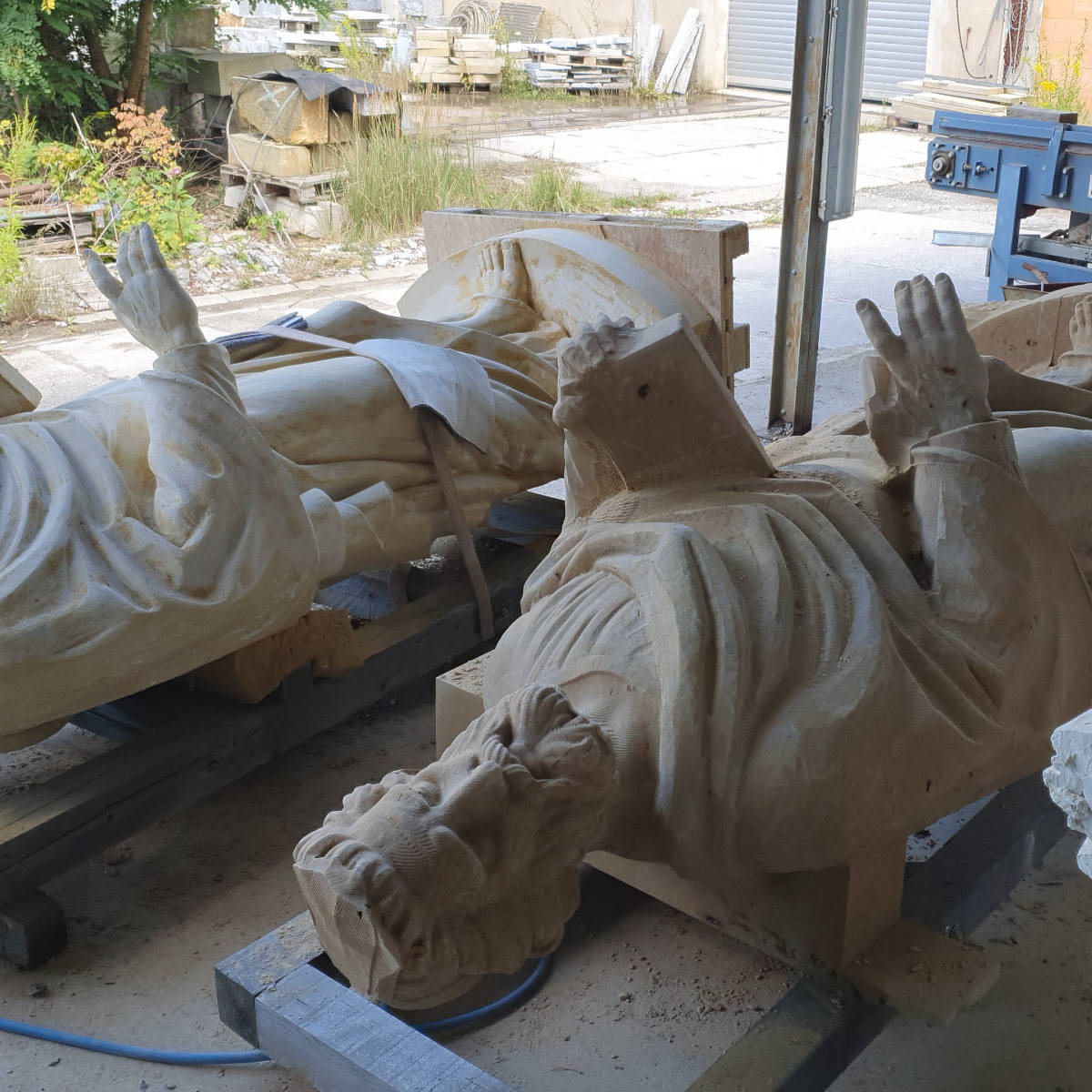 Rohling der Sandsteinstatue des Propheten Hosea nach der maschinellen Bearbeitung.
