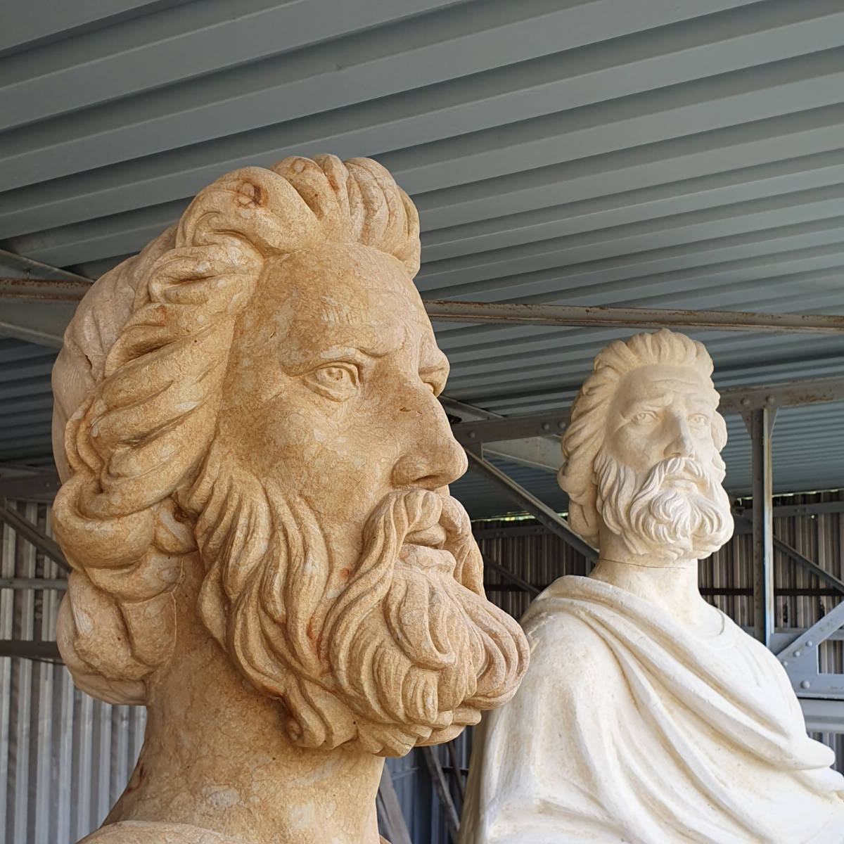 Nahaufnahme des Kopfes der Sandsteinstatue des Propheten Hosea aus schräger Vorderansicht mit ausgearbeiteten Gesichtszügen.