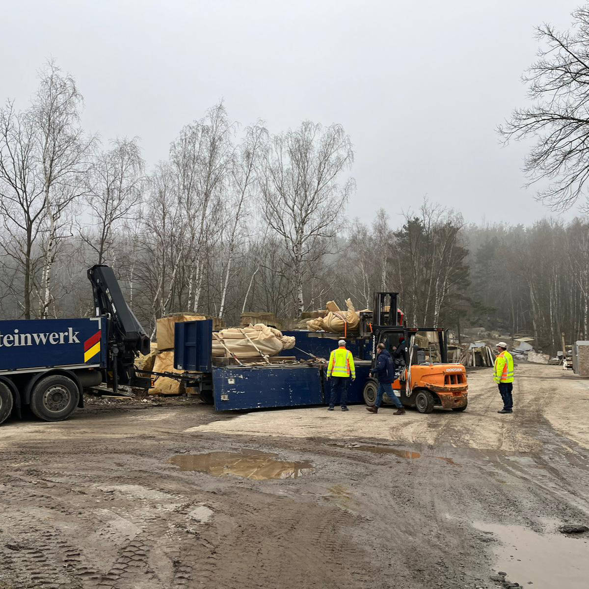 Die Sandsteinstatue des Propheten Hosea wird für den Transport auf einen Anhänger verladen.