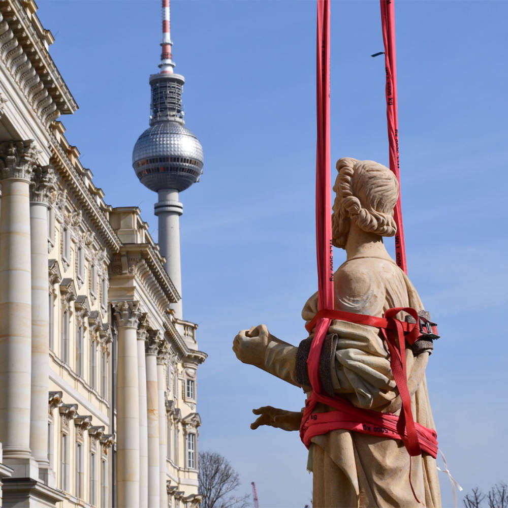 Die Sandsteinstatue des Propheten Hosea wird für den Transport auf einen Anhänger verladen.