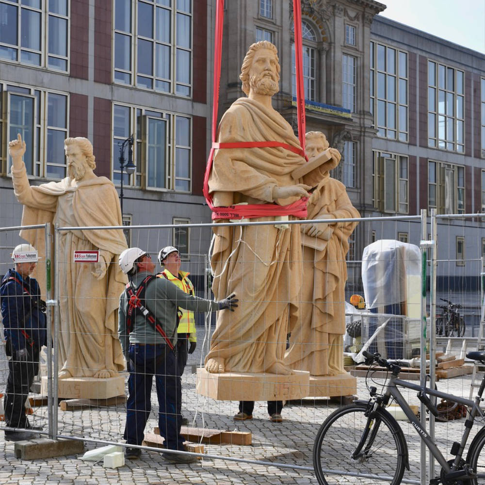 Die Sandsteinstatue des Propheten Hosea wird für den Transport auf einen Anhänger verladen.
